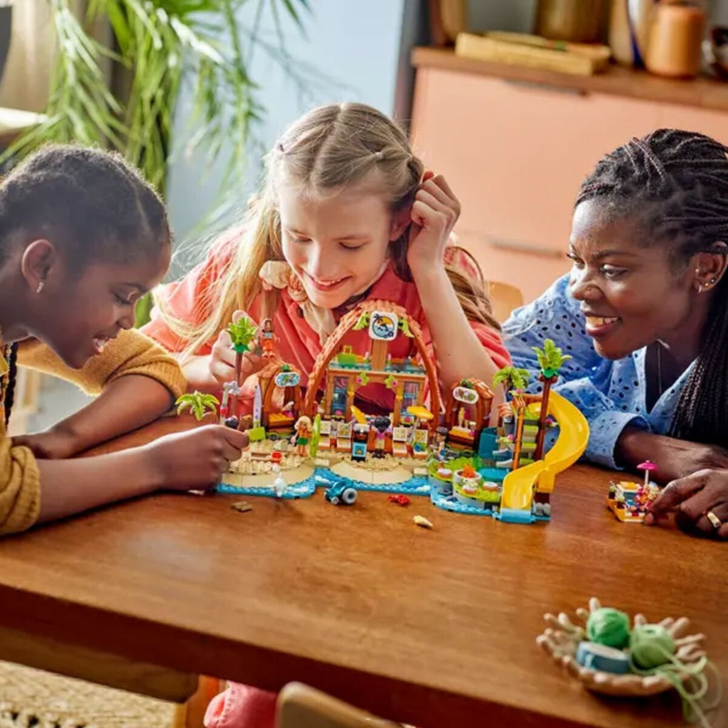 LEGO Friends 42673 Aile Tatil Köyü Plaj Seti - 1140 Parça Yapım Seti, 8+ Yaş