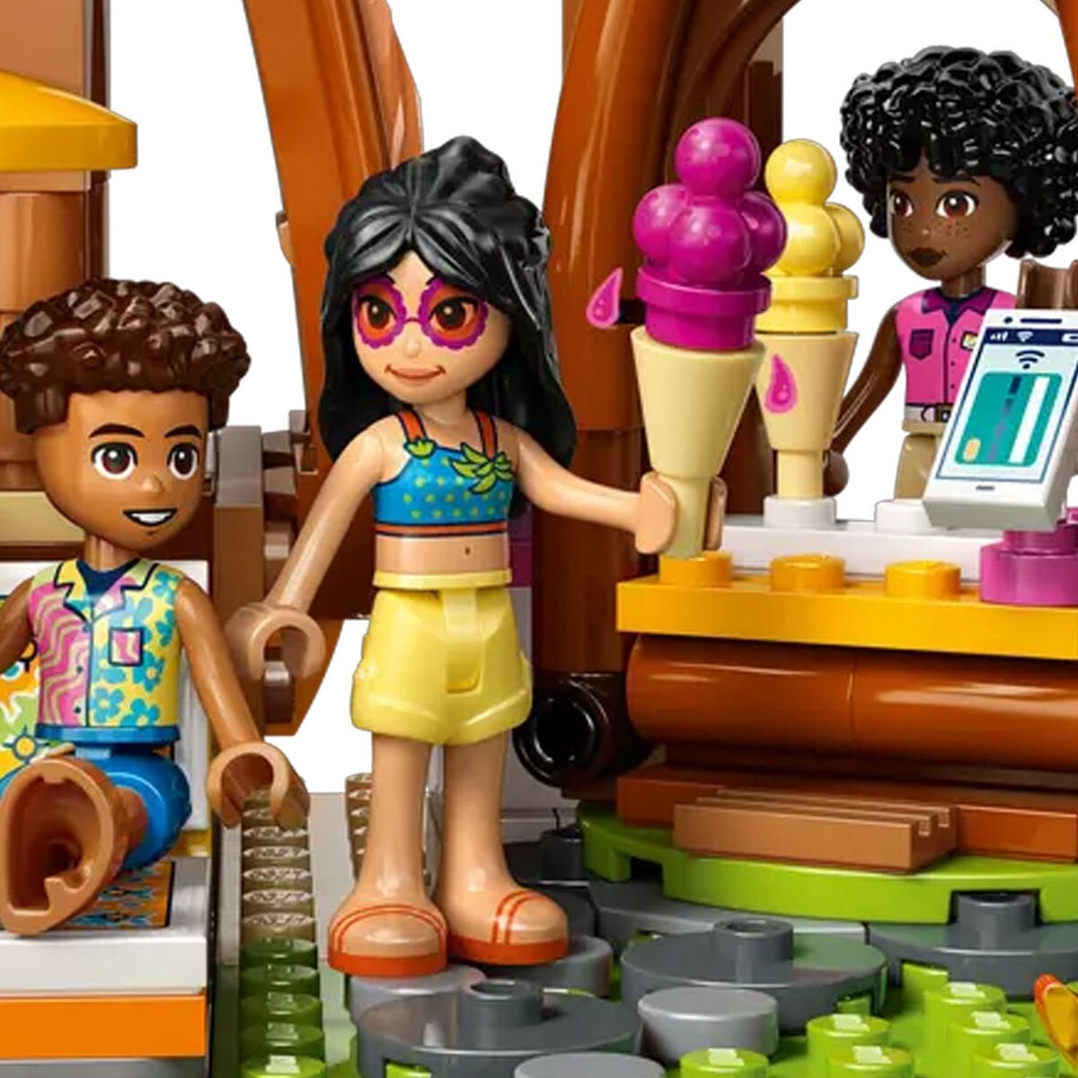 LEGO Friends 42673 Aile Tatil Köyü Plaj Seti - 1140 Parça Yapım Seti, 8+ Yaş