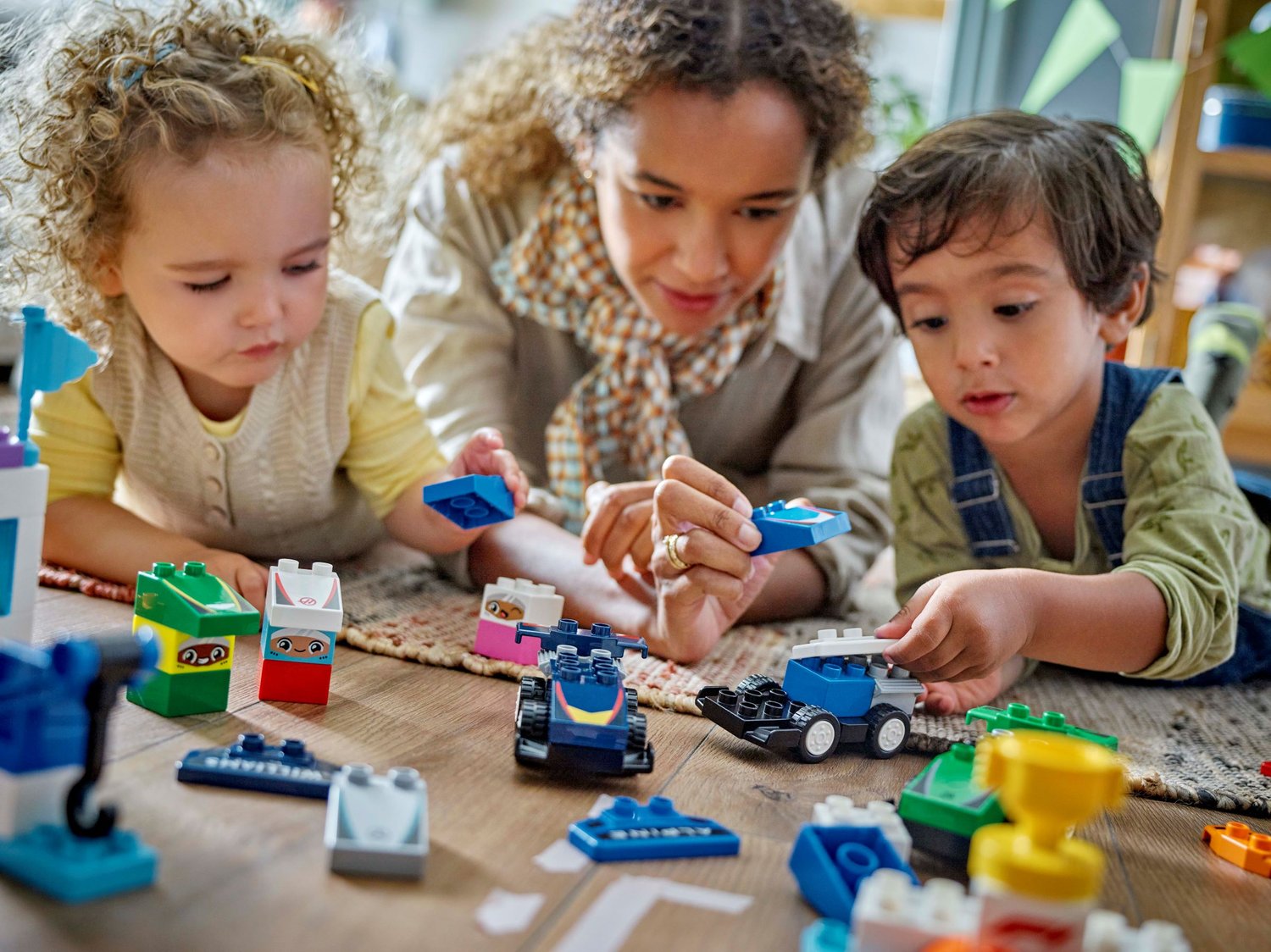 LEGO DUPLO F1 Takımı Yarış Arabaları ve Sürücüleri 70 Parça - 10445