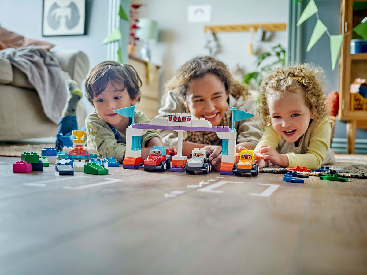LEGO DUPLO F1 Takımı Yarış Arabaları ve Sürücüleri 70 Parça - 10445