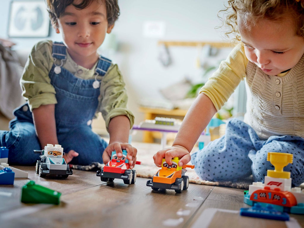 LEGO DUPLO F1 Takımı Yarış Arabaları ve Sürücüleri 70 Parça - 10445