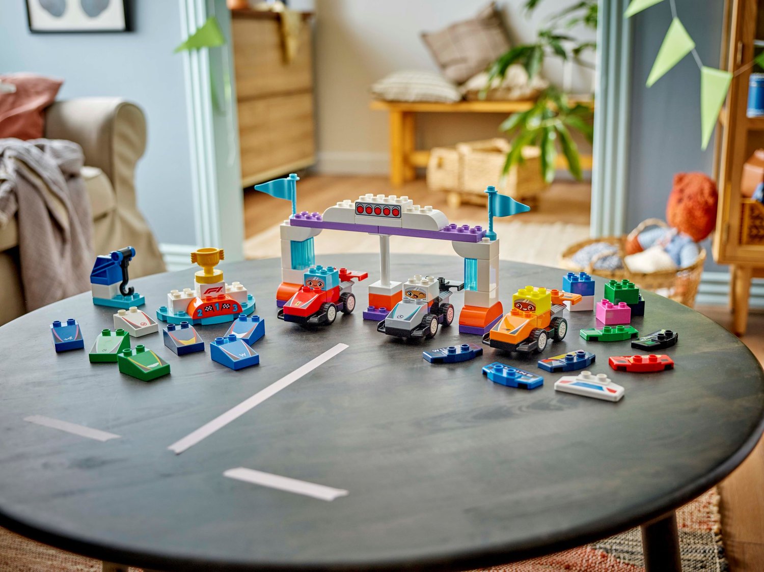 LEGO DUPLO F1 Takımı Yarış Arabaları ve Sürücüleri 70 Parça - 10445