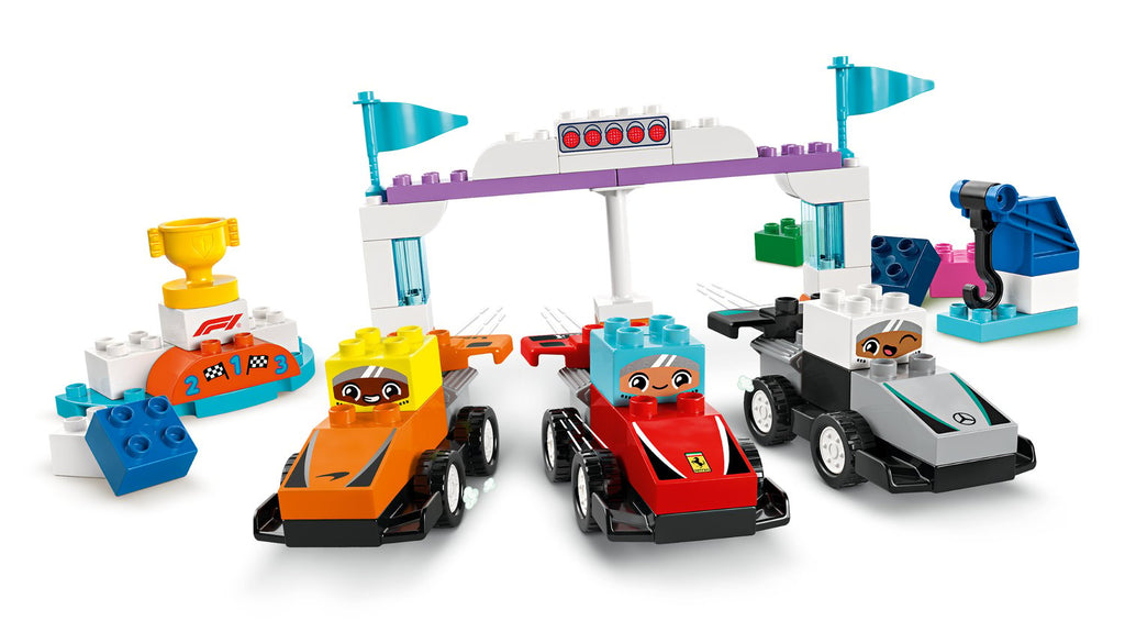 LEGO DUPLO F1 Takımı Yarış Arabaları ve Sürücüleri 70 Parça - 10445