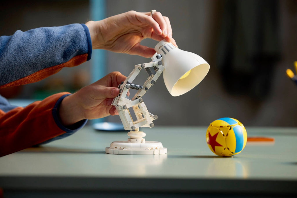 LEGO Ideas Disney Pixar Luxo Jr. Yapım Seti (21357) - 613 Parça, Yetişkinler İçin Sergilik Model