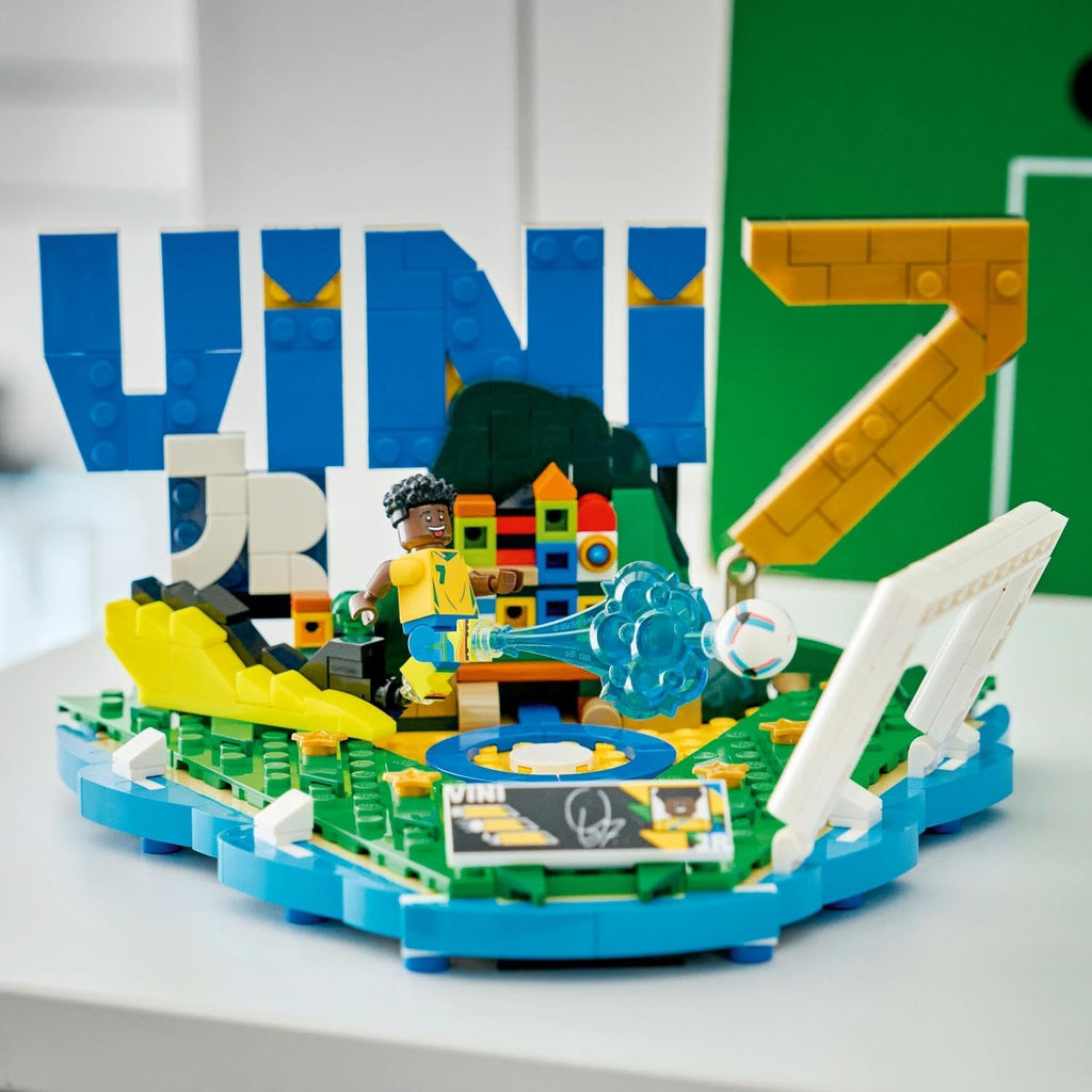 LEGO Editions Vini Jr. – Football Highlights 43027 | Vinicius Junior Futbol Sergilik Yapım Seti (510 Parça)