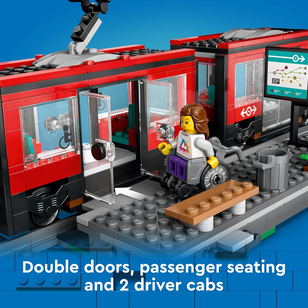 LEGO City Şehir Merkezi Tramvay İstasyonu 60423 – 811 Parça Yapım Seti, 6 Minifigür (7+ Yaş)
