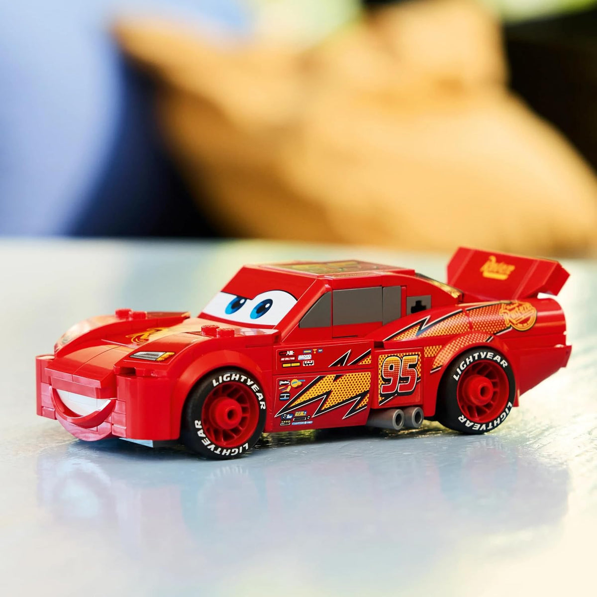 LEGO Speed Champions Şimşek McQueen 77255 - Disney Pixar Arabalar Yapım Seti (270 Parça, 9+ Yaş)