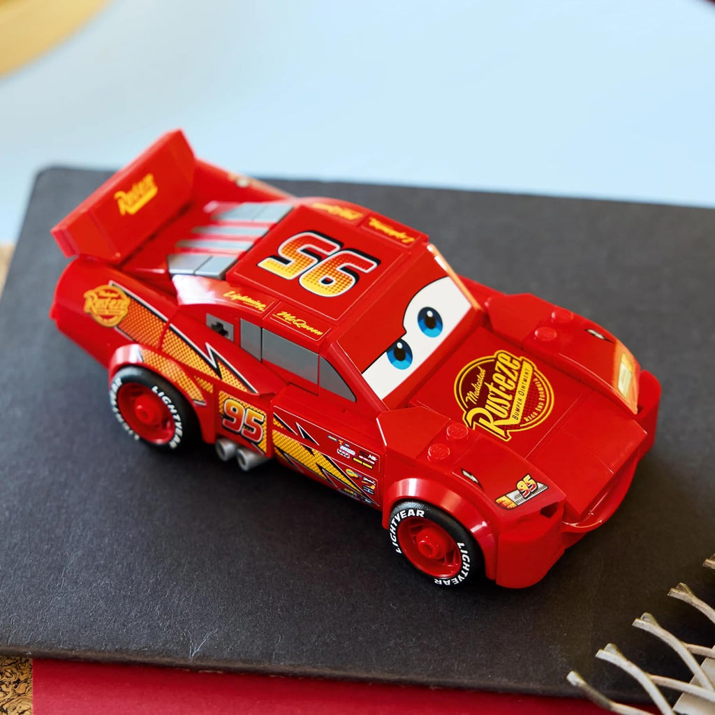 LEGO Speed Champions Şimşek McQueen 77255 - Disney Pixar Arabalar Yapım Seti (270 Parça, 9+ Yaş)