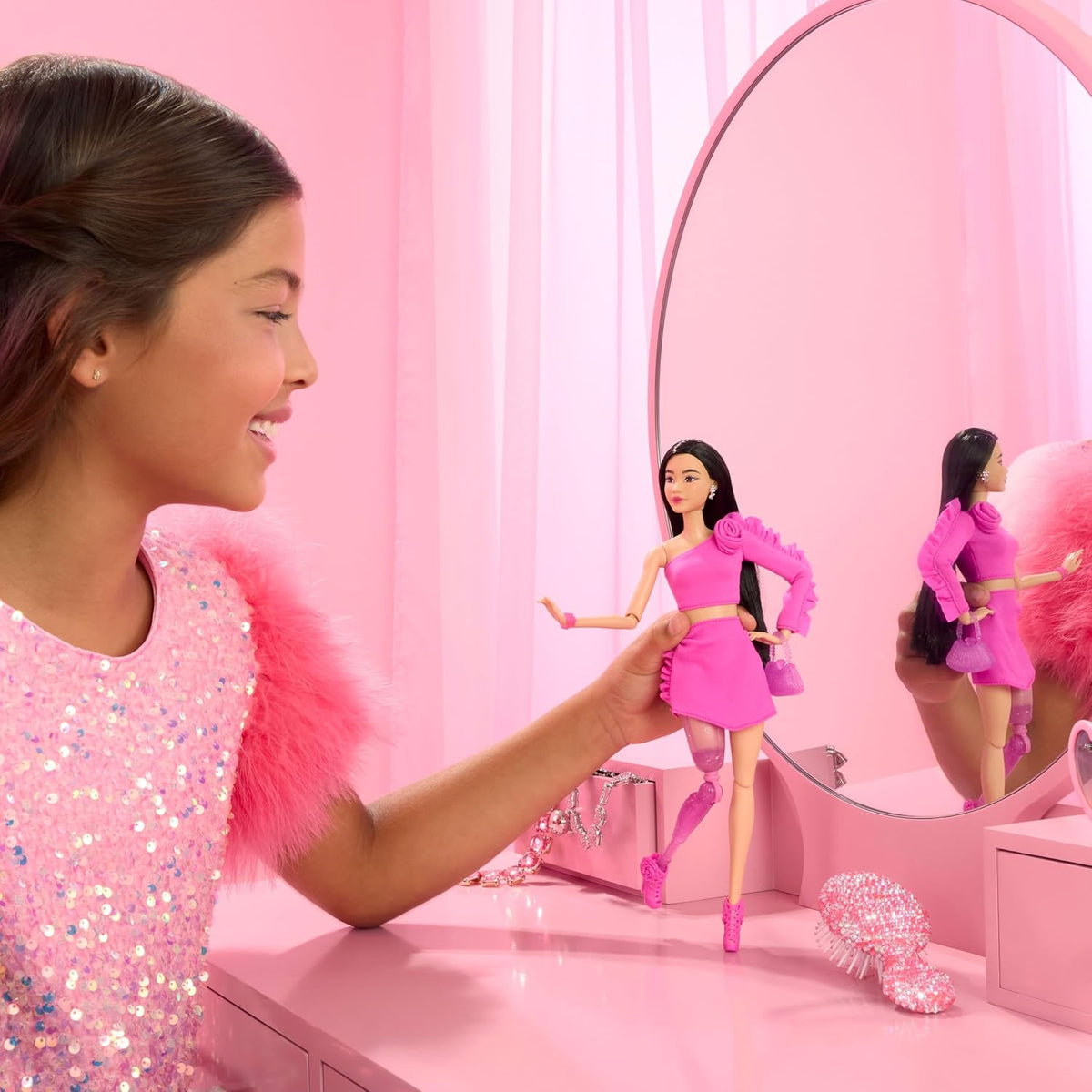 Barbie Stil İkonu Bebek – Pembe Bluz ve Etek Takımlı, Işıltılı Protez Bacaklı, Siyah Saçlı (2)