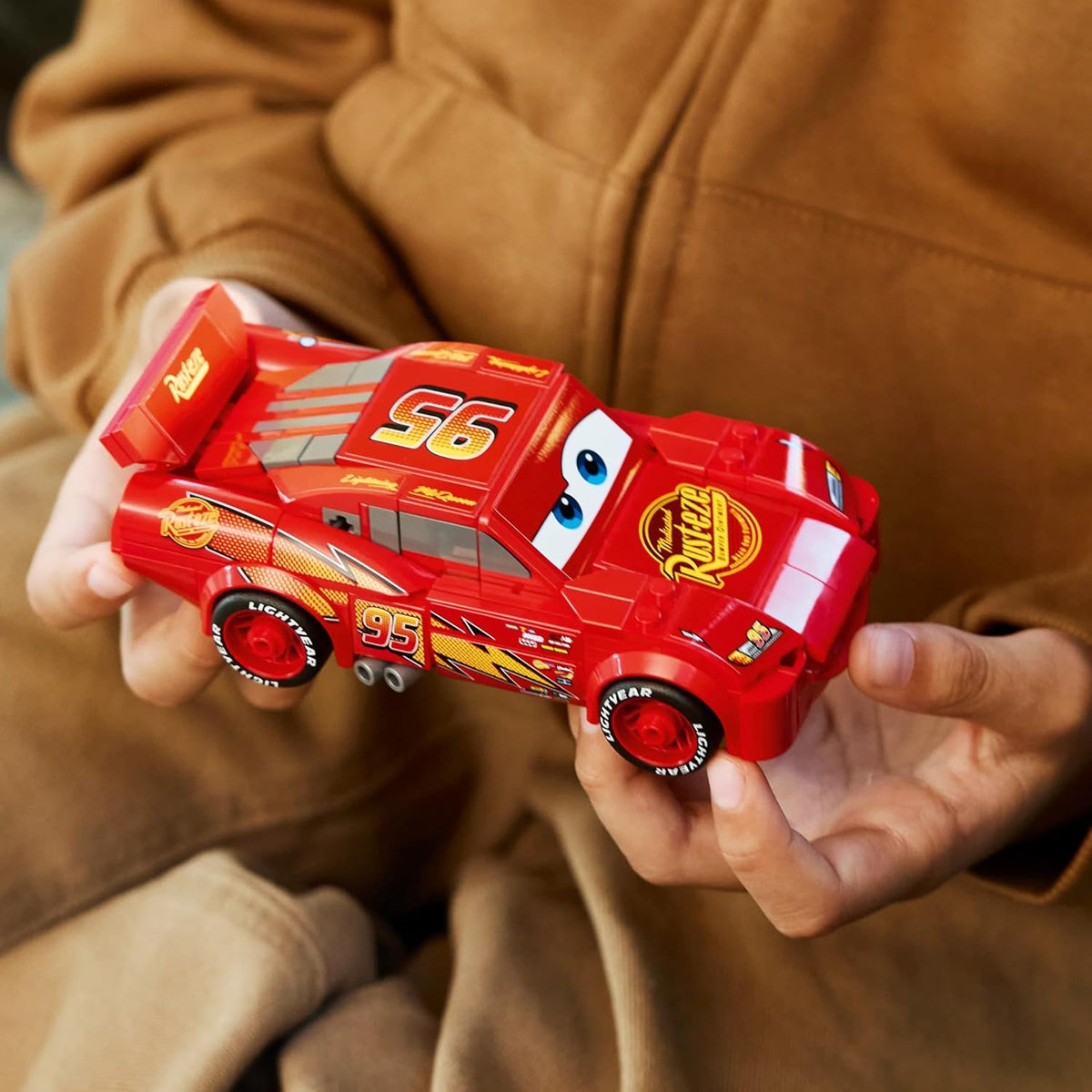 LEGO Speed Champions Şimşek McQueen 77255 - Disney Pixar Arabalar Yapım Seti (270 Parça, 9+ Yaş)