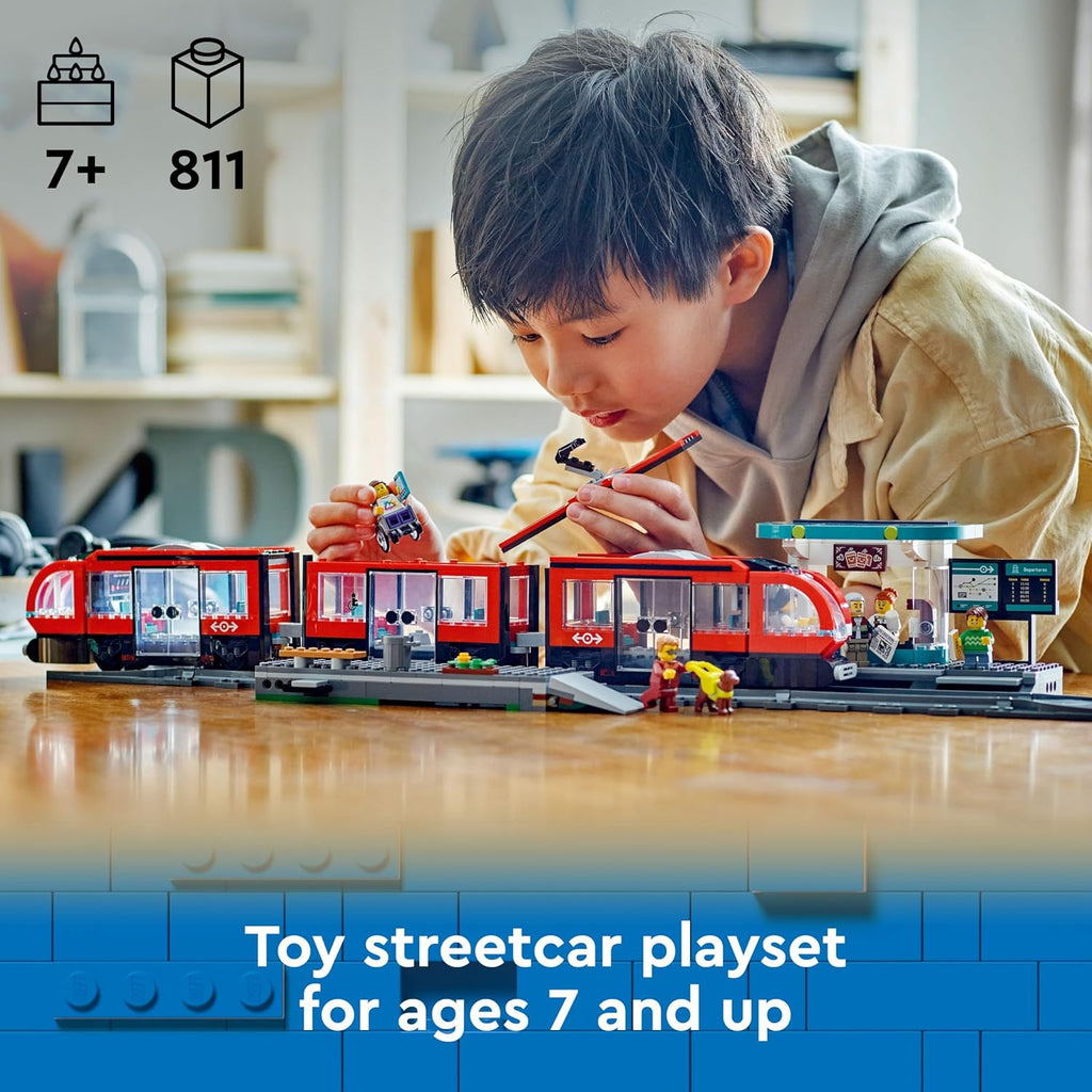 LEGO City Şehir Merkezi Tramvay İstasyonu 60423 – 811 Parça Yapım Seti, 6 Minifigür (7+ Yaş)