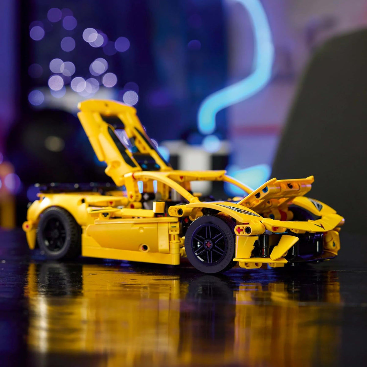 LEGO Technic Chevrolet Corvette Stingray 42205 - 732 Parça Model Araba Yapım Seti (9+ Yaş)