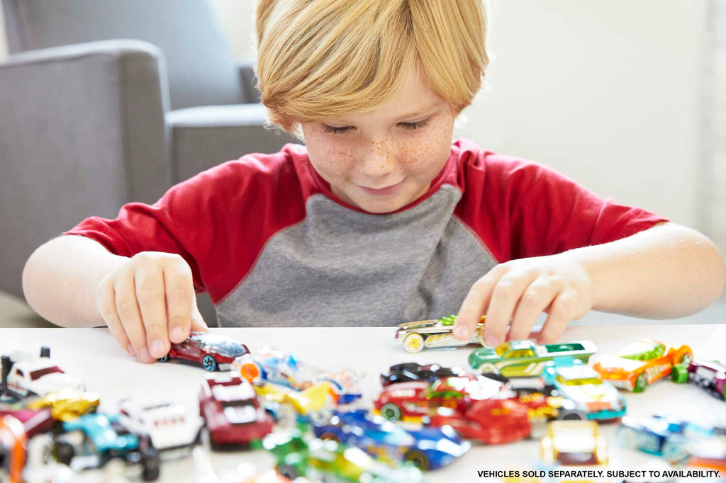 Hot Wheels Ellili Araba Seti, çeşitli oyuncak spor araba modelleri içeren set, 3 yaş ve üzeri çocuklar için uygun hediye