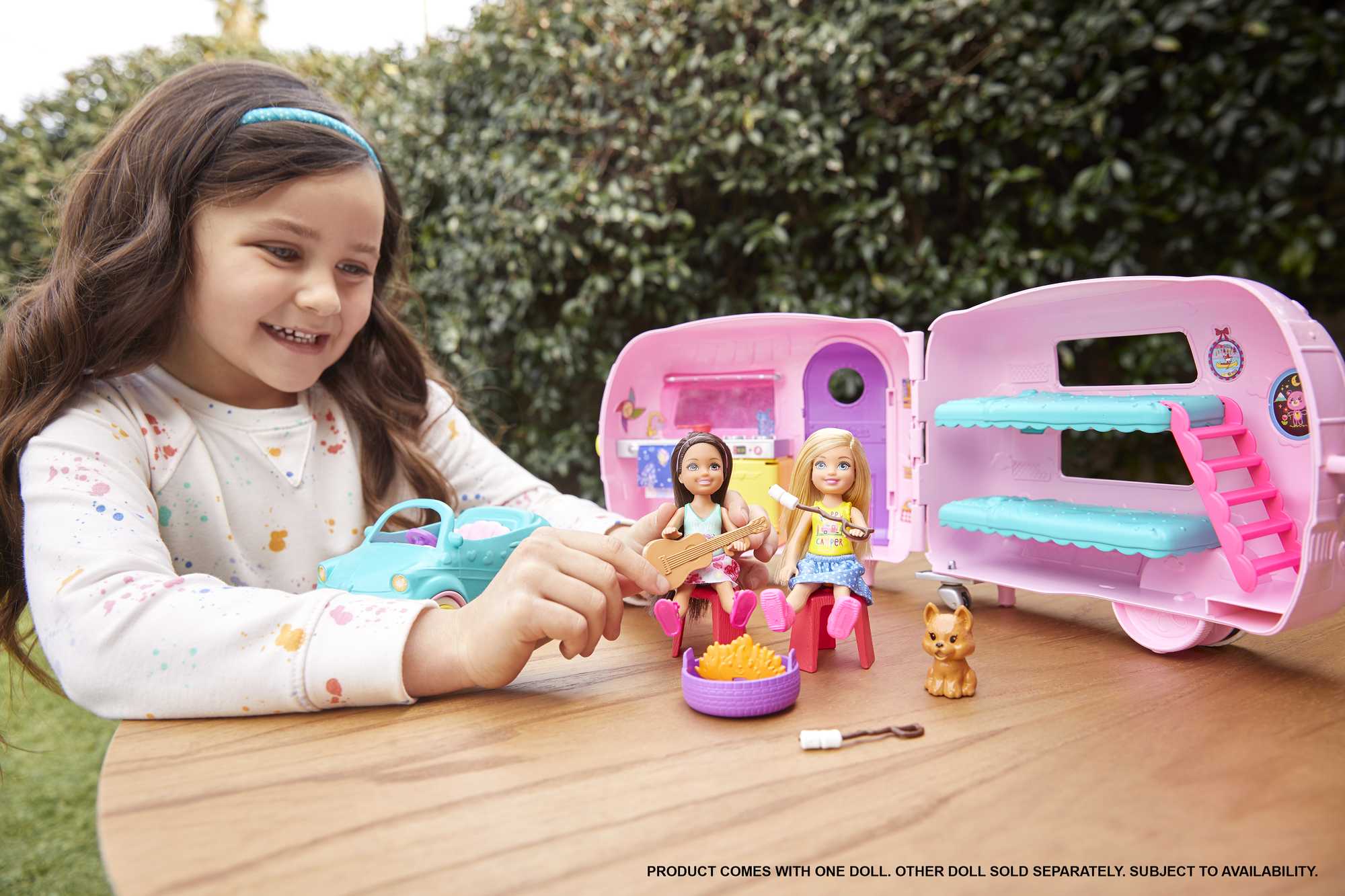 Barbie Club Chelsea Karavanı Oyun Seti, Chelsea'nin Yavru Köpeği ve Aksesuarlar FXG90
