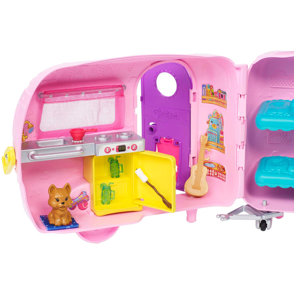 Barbie Club Chelsea Karavanı Oyun Seti, Chelsea'nin Yavru Köpeği ve Aksesuarlar FXG90