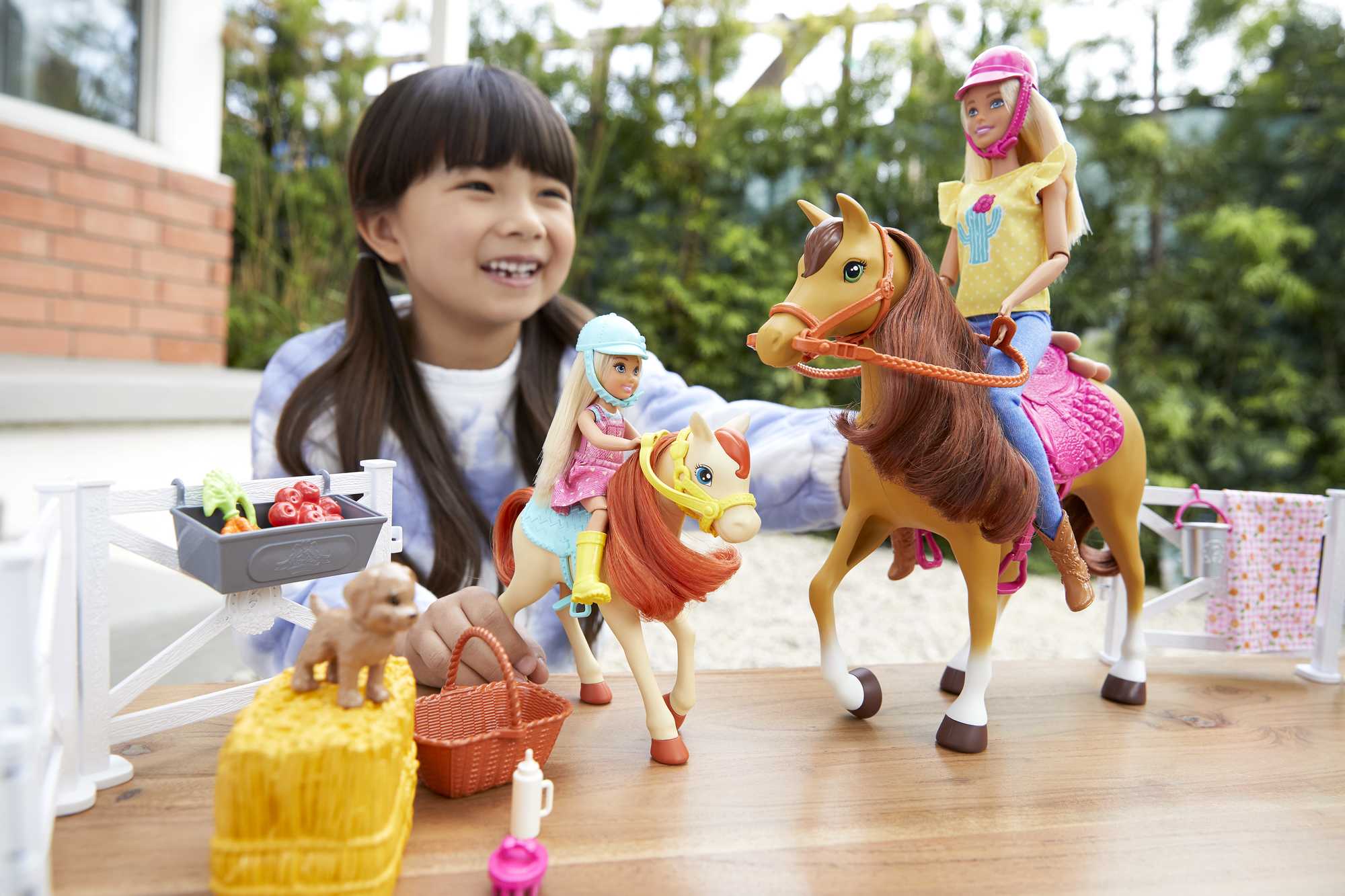 Barbie ve Chelsea Oyun Seti, Barbie Bebekler, 2 At ve 15'ten Fazla Aksesuar Dahil FXH15