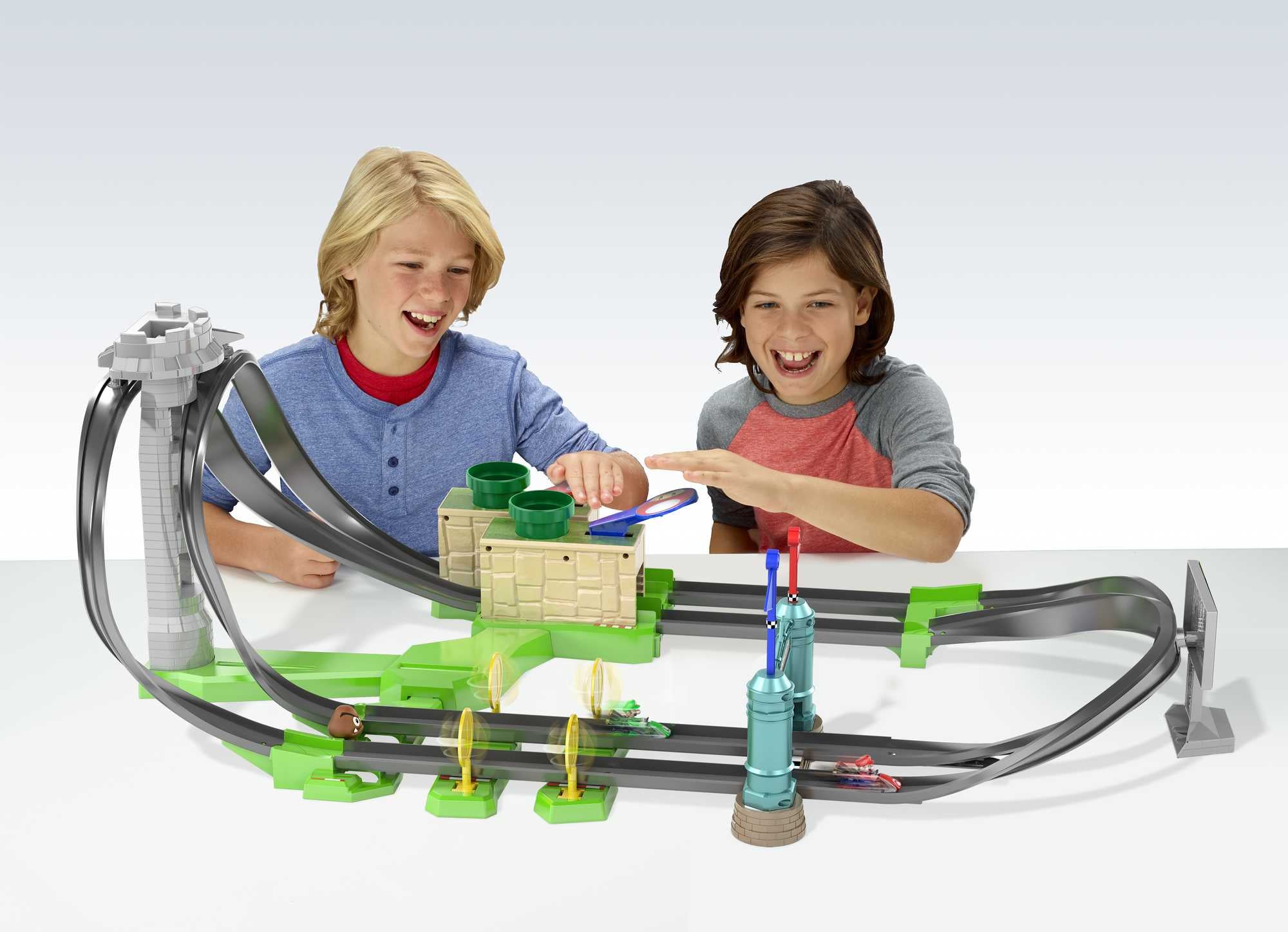 Hot Wheels Mario Kart Çılgın Dönüş Parkuru Yarış Seti GHK15