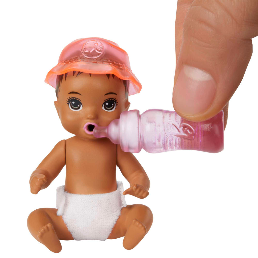 Barbie Bebek Bakıcısı Özellikli Minik Bebekler - Besleme ve Bez Değiştirme Oyun Seti GHV86