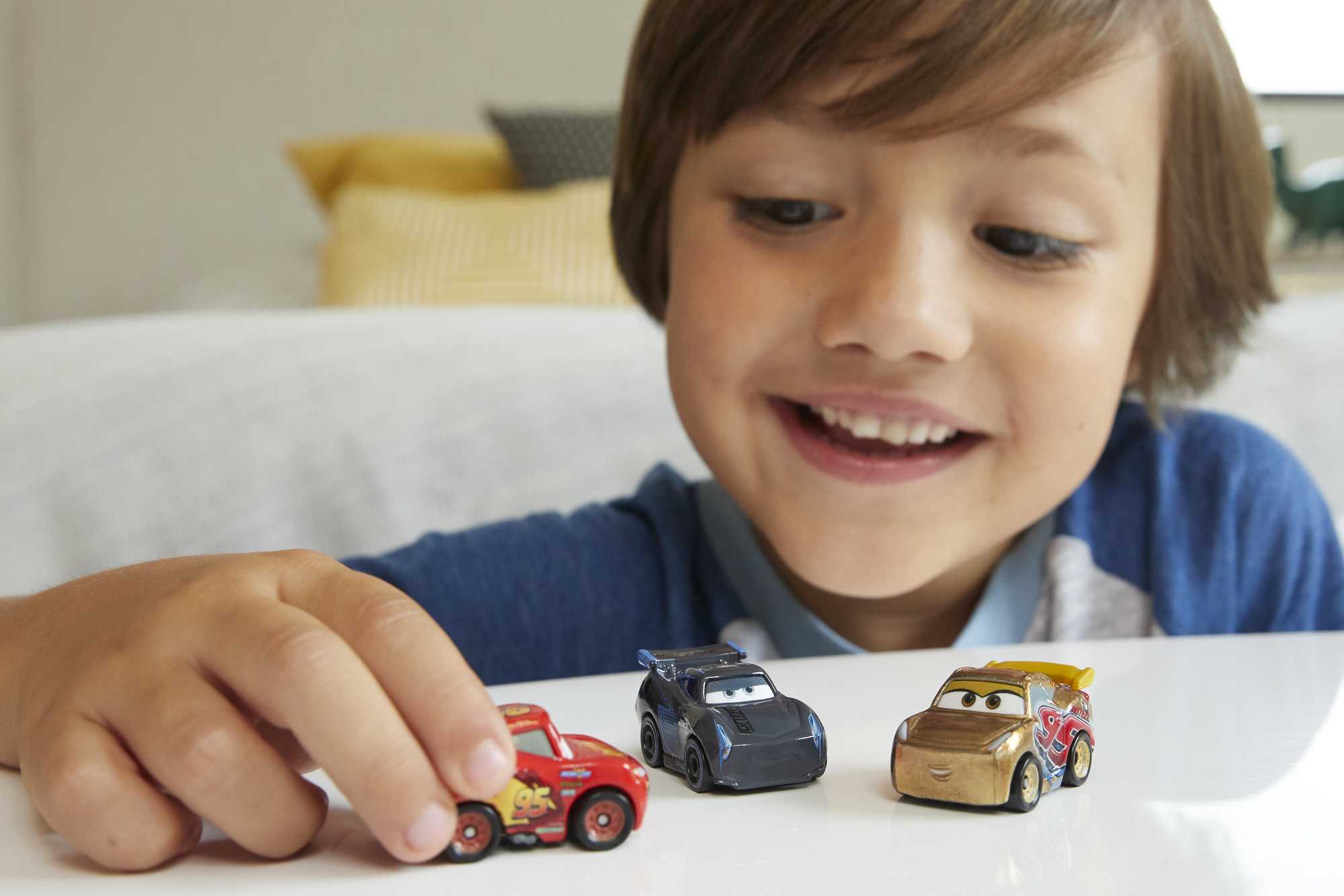 Disney Pixar Cars 3'lü Mini Yarış Arabası Serisi GKG01