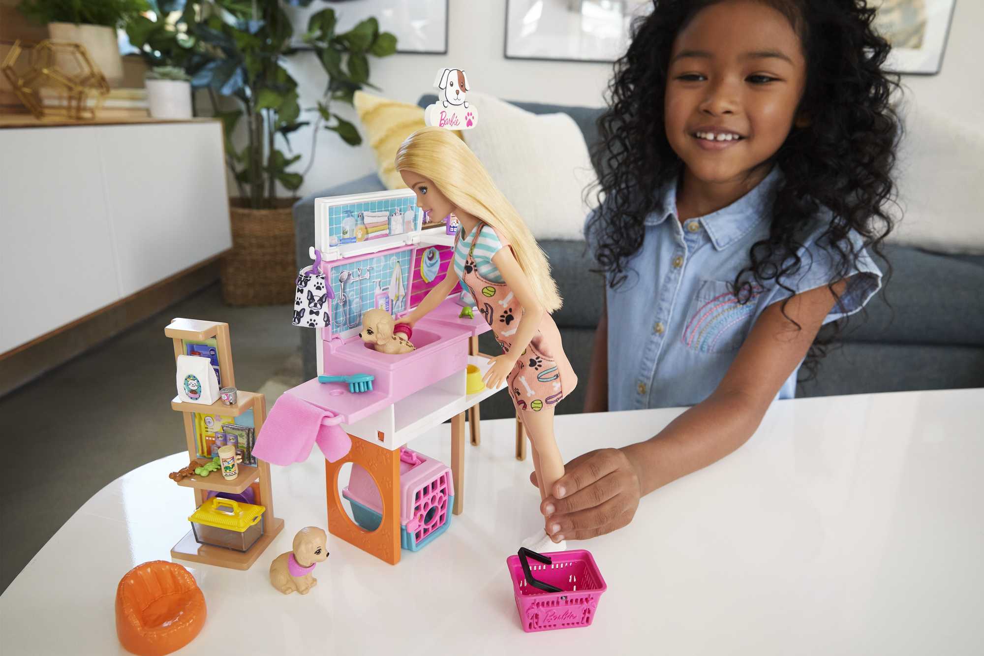 Barbie Bebek ve Evcil Hayvan Dükkanı Oyun Seti, 4 Hayvan Arkadaş ve Aksesuarlar Dahil, 3-7 Yaş Arası İçin GRG90