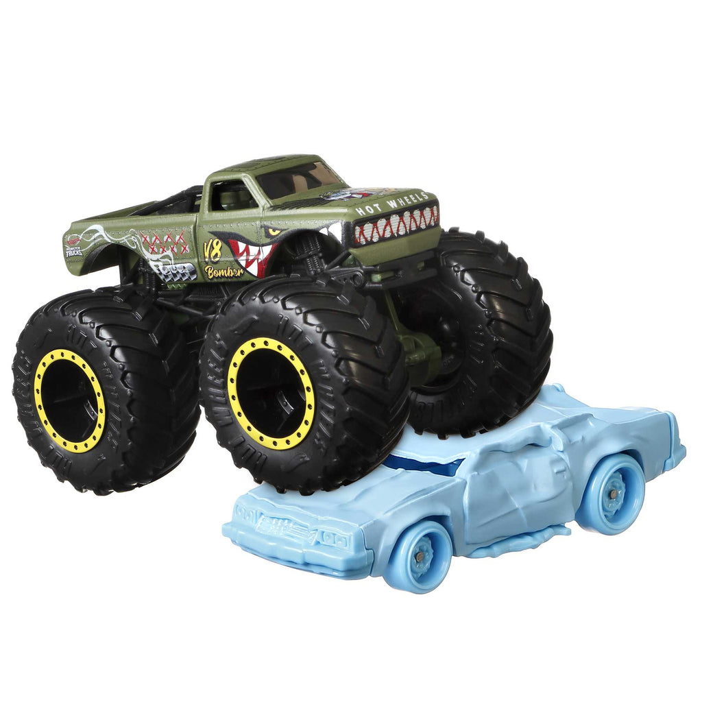 Hot Wheels® Monster Trucks 1:64 ölçekli araçlar, 2'li paket; 1 adet metal Monster Truck aracı ve 1 adet araba