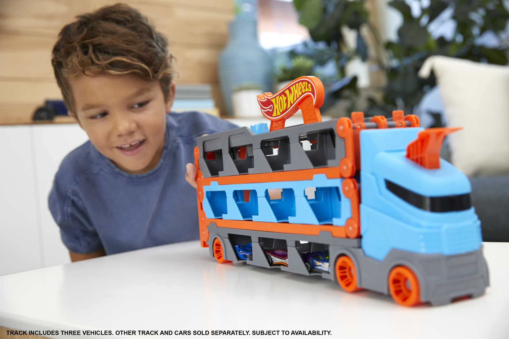 Hot Wheels Sürat Pistli Tır - 3 Adet 1:64 Ölçekli Araba Dahil, 2m Pist, 4-8 Yaş GVG37