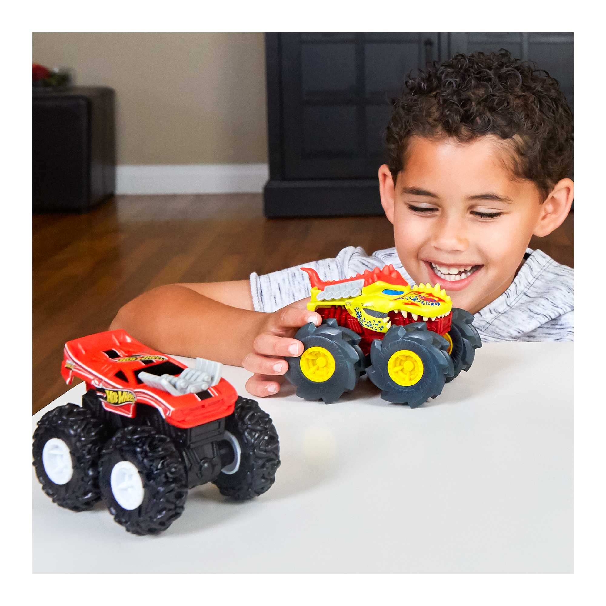 Hot Wheels Monster Trucks Twisted Tredz Çek Bırak Canavar Kamyon (Sürpriz Asorti)
