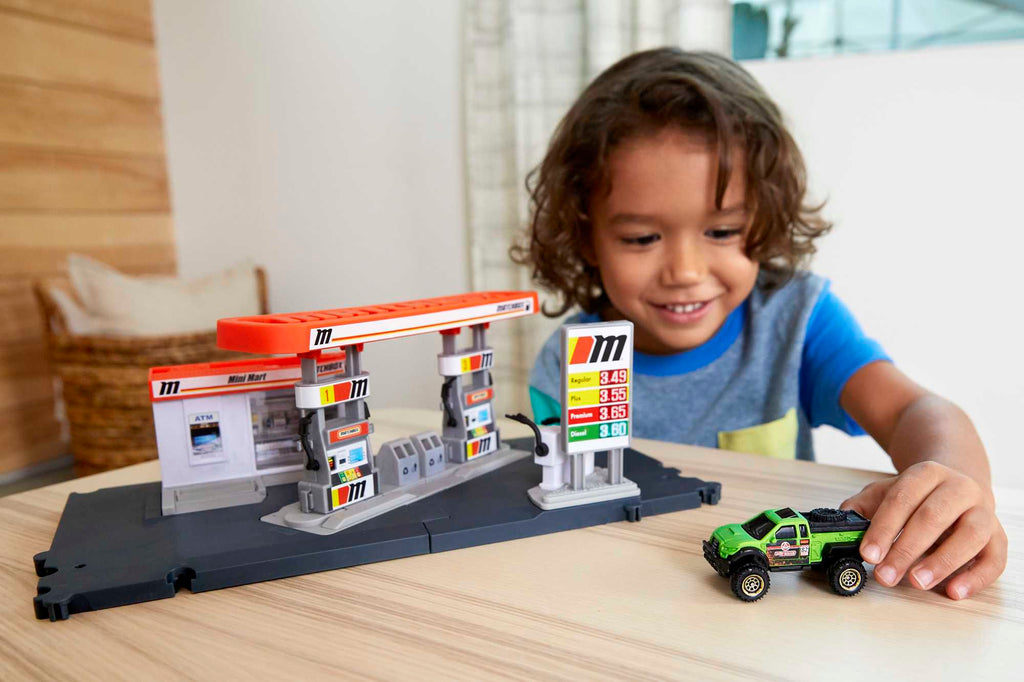Matchbox Aksiyon Sürücüleri Benzin İstasyonu Oyun Seti, 1:64 Ölçekli 1 Adet Araç ve Basarak Çalıştırılan Benzin Pompası İle GVY84