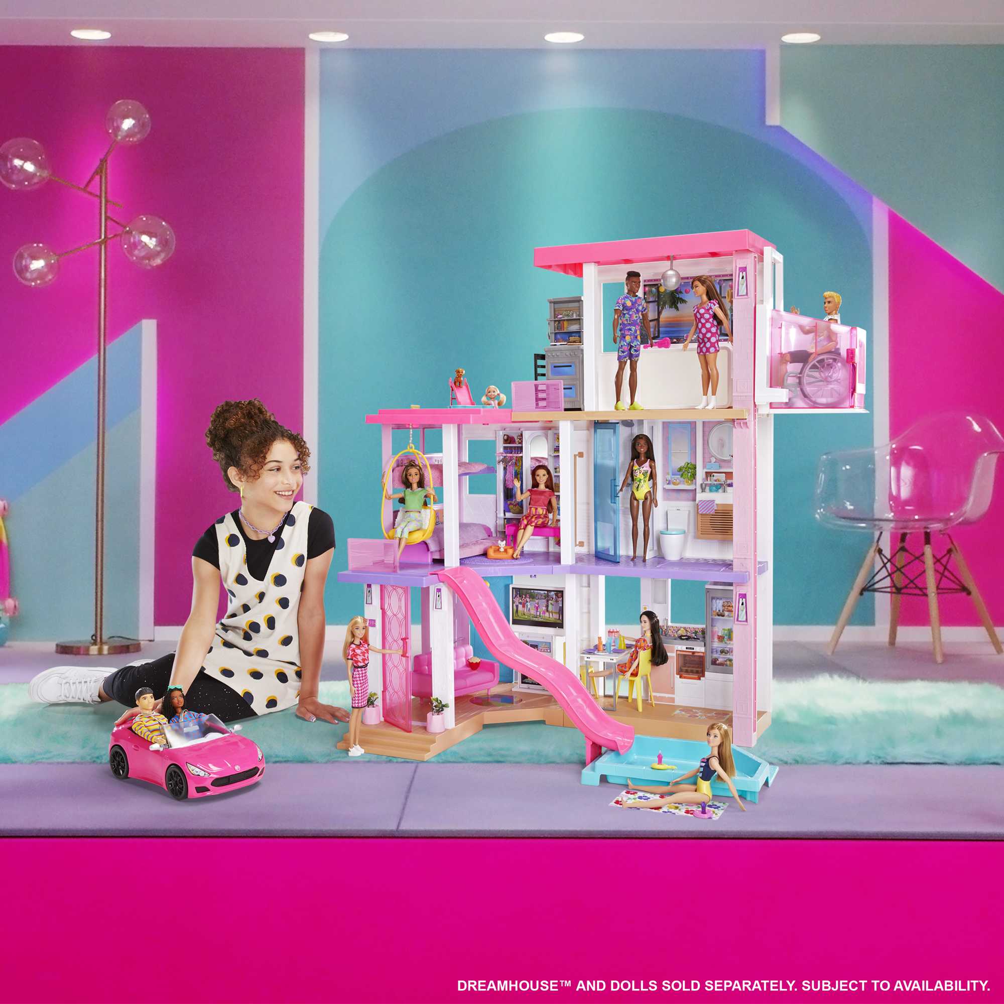 Dönen tekerlekleri olan, 2 kişilik, üstü açık Barbie® Araç, 3-7 yaş arası çocuklar için