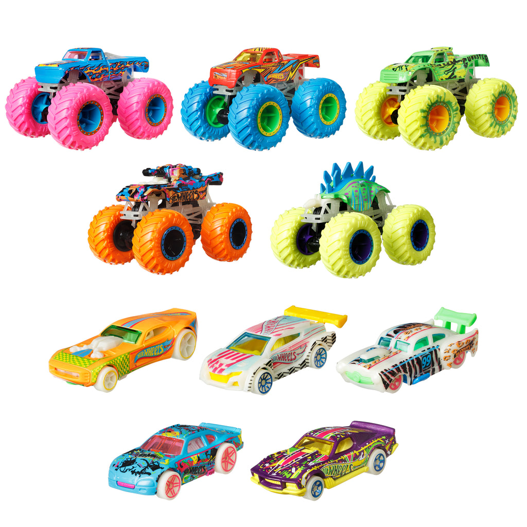 Hot Wheels Monster Trucks Karanlıkta Parlayan Araçlar Paketi 5 adet Monster Trucks aracı ve 5 adet araba içeren çoklu paket