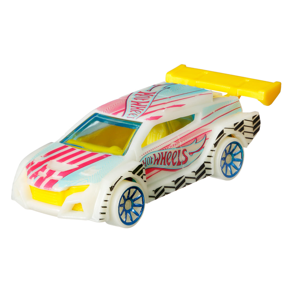 Hot Wheels Monster Trucks Karanlıkta Parlayan Araçlar Paketi 5 adet Monster Trucks aracı ve 5 adet araba içeren çoklu paket