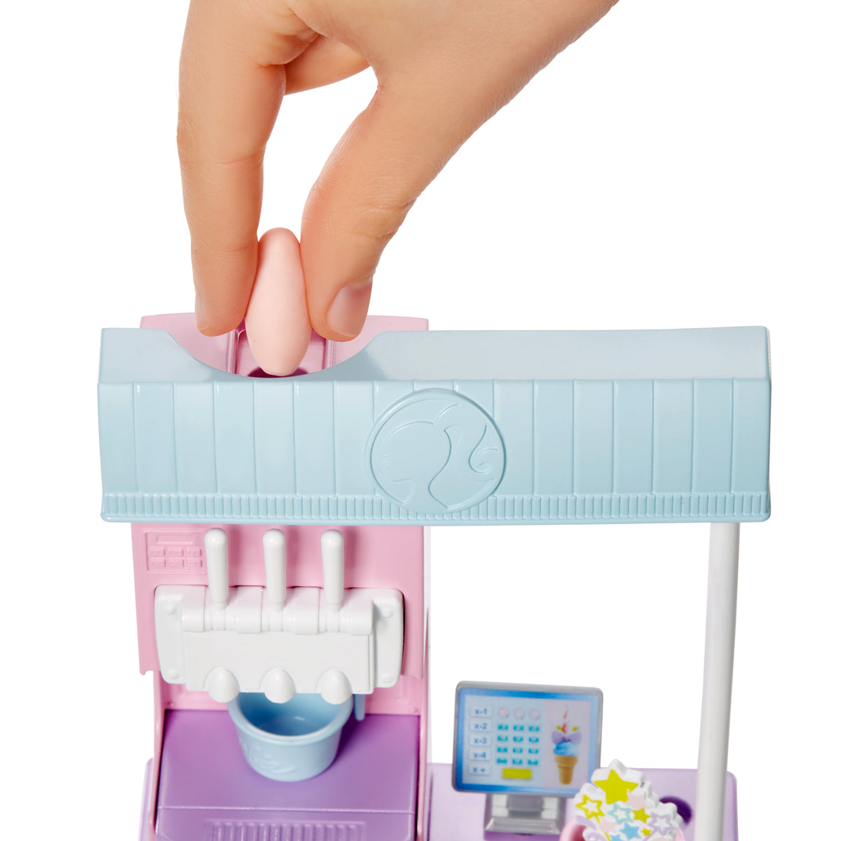 Barbie® Dondurma Dükkanı Oyun Seti, 30 cm sarışın bebek, dondurma yapabilme özelliği ve gerçeğe uygun oyun aksesuarları