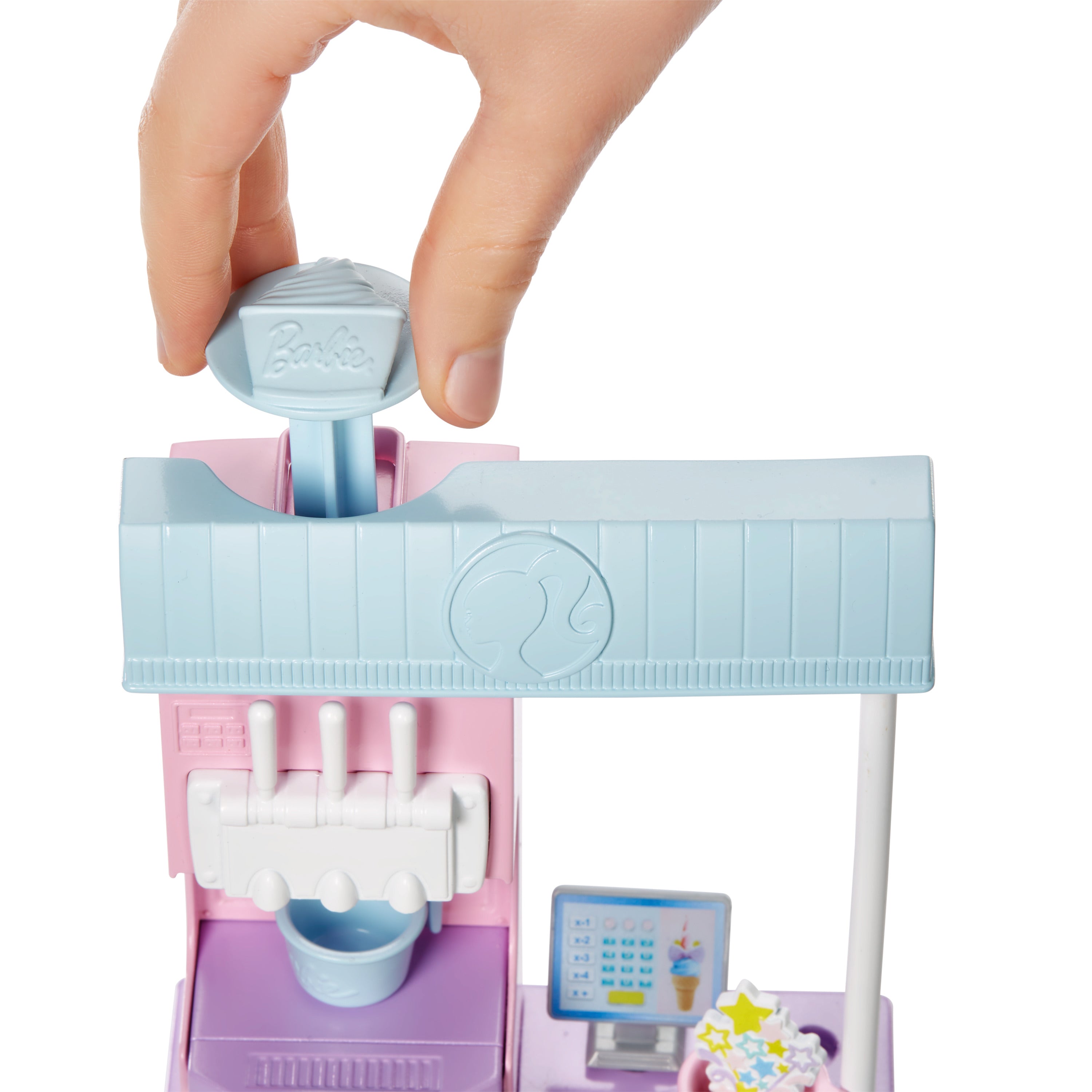 Barbie® Dondurma Dükkanı Oyun Seti, 30 cm sarışın bebek, dondurma yapabilme özelliği ve gerçeğe uygun oyun aksesuarları