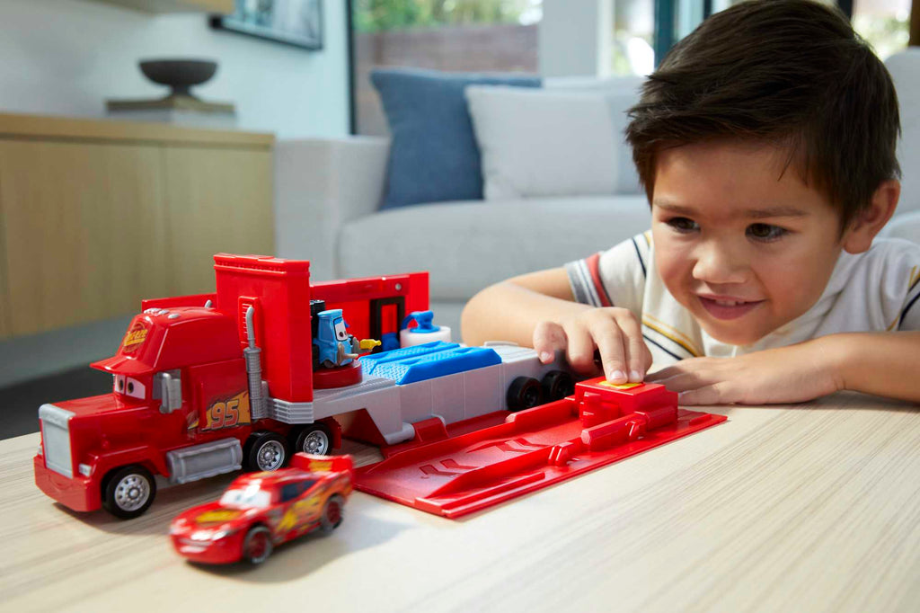 Disney ve Pixar Cars dönüştürülebilir Mack oyun seti, 2'si 1 arada oyuncak kamyon ve ayar istasyonu