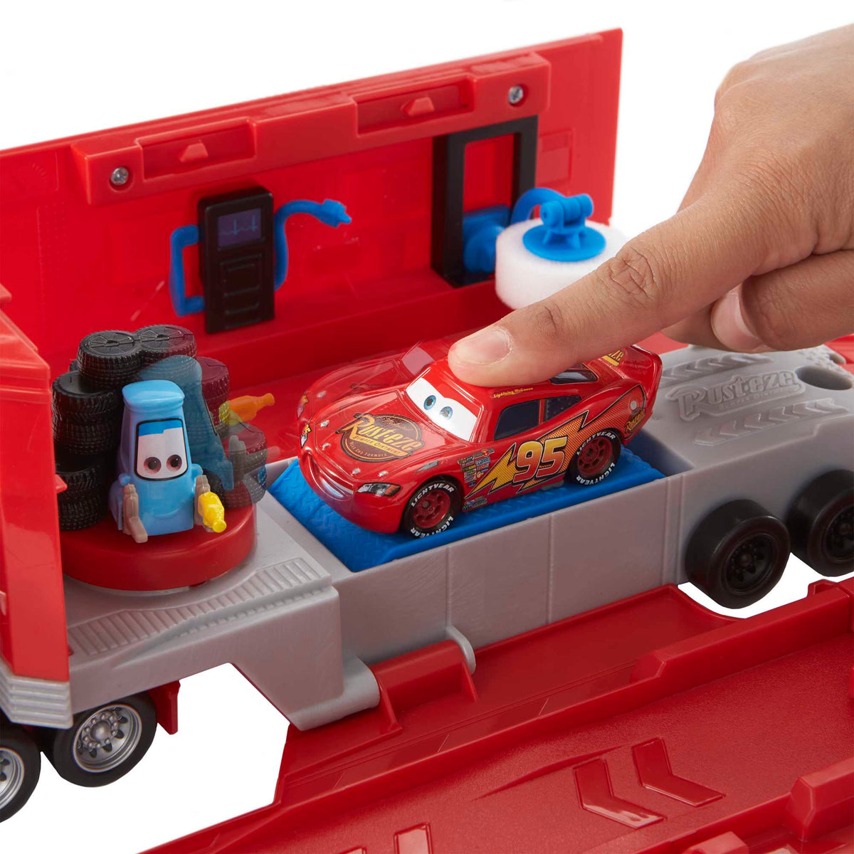 Disney ve Pixar Cars dönüştürülebilir Mack oyun seti, 2'si 1 arada oyuncak kamyon ve ayar istasyonu