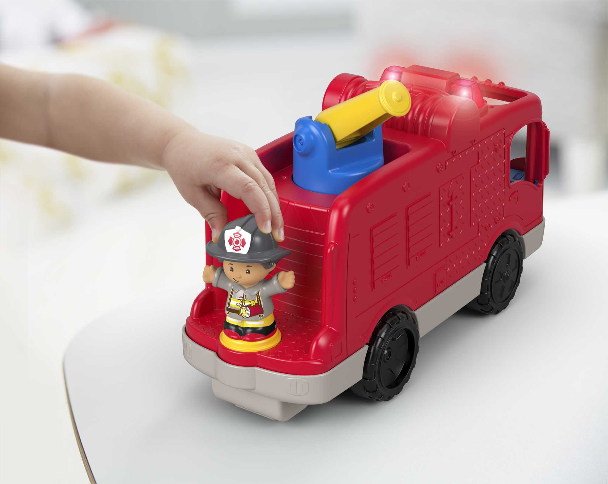 Little People Yardımsever İtfaiye Arabası, Türkçe ve İngilizce dil seçenekleriyle, eğlenceli müzikleriyle, 1-5 yaş arası çocuklar için uygundur