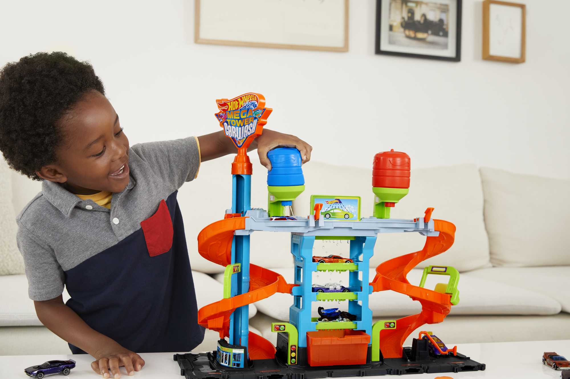 Hot Wheels™ City Mega Araba Yıkama ile 1 adet Renk Değiştiren Arabalar™ aracı, çocuklar için oyuncak