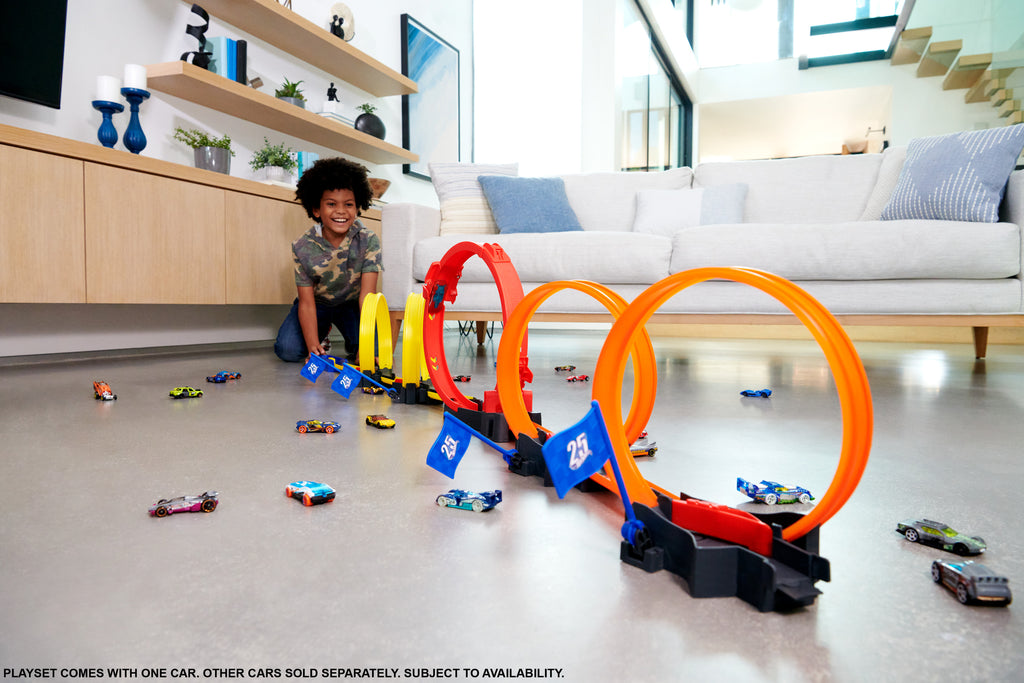 Hot Wheels® Çok Çemberli Yarış™ Oyun Seti ve 1 araba, 4-10 yaş arası çocuklar için hediye