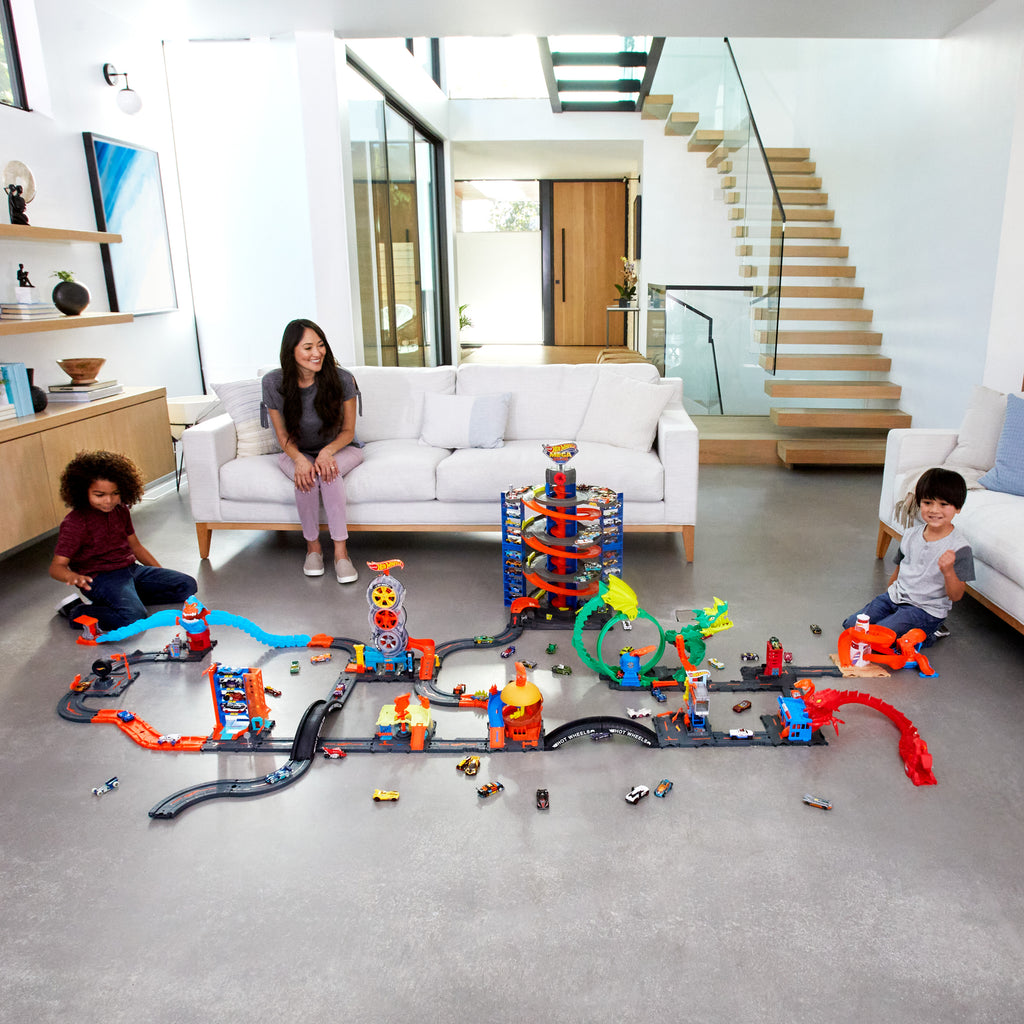 Hot Wheels Track Builder Unlimited Benzin Bidonu Akrobasi Pist Seti - Araba Dahil, 4 Yaş ve Üzeri