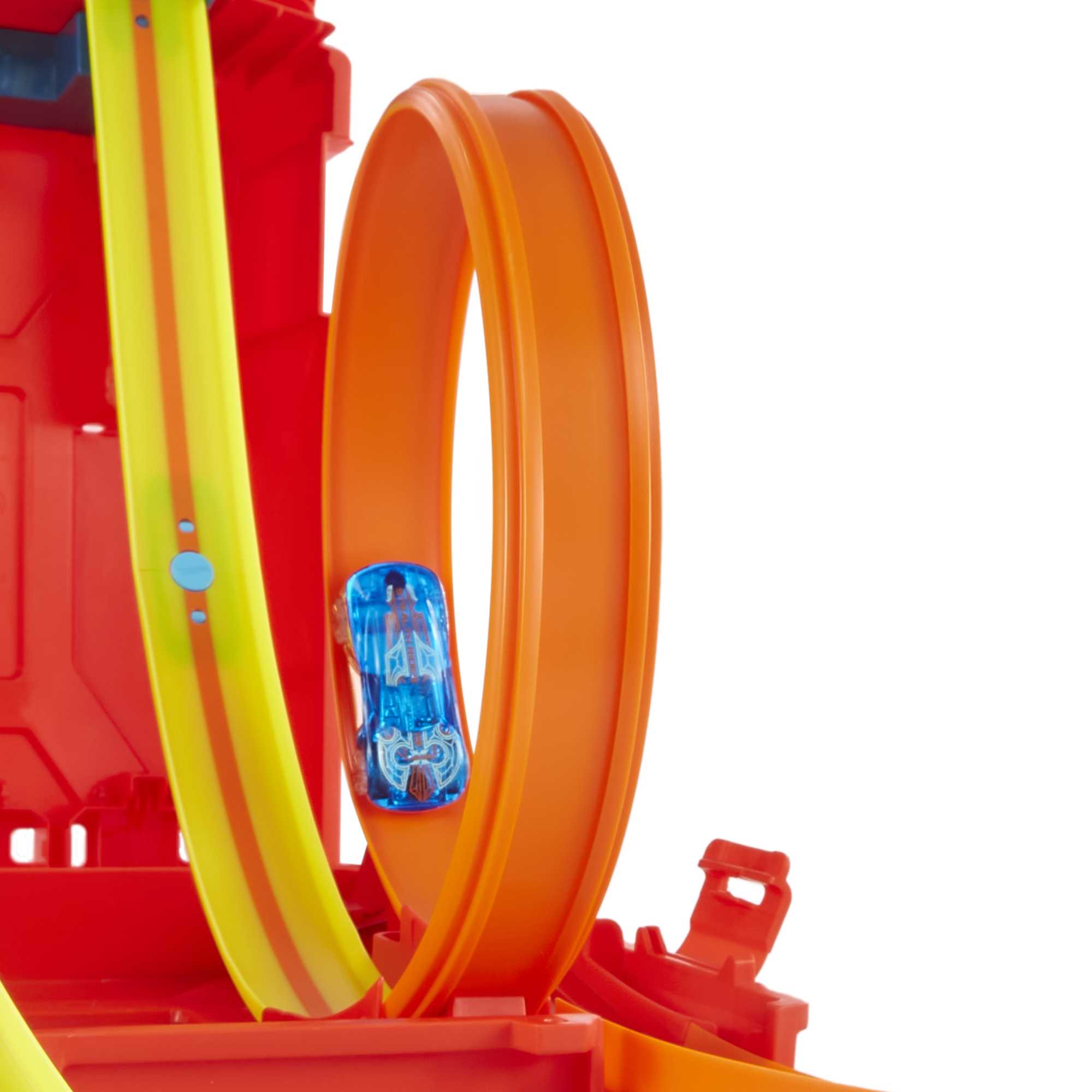 Hot Wheels Track Builder Unlimited Benzin Bidonu Akrobasi Pist Seti - Araba Dahil, 4 Yaş ve Üzeri