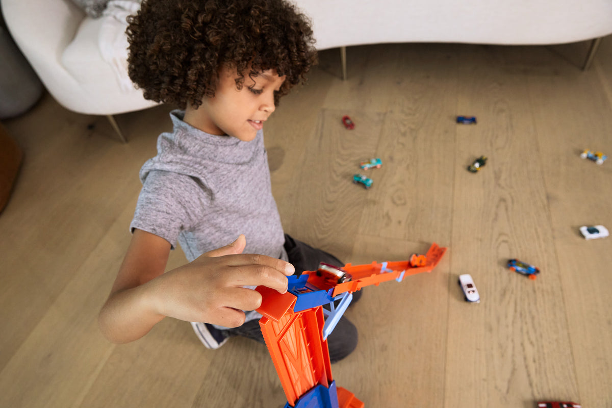 Hot Wheels™ Hız Rampalı Tır™, taşıyıcı tır, 1 araba dahildir, 4 yaş ve üzeri çocuklar için hediye