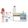 Barbie® Pasta Dükkanı oyun seti ve pembe saçlı, minyon 30 cm bebek, fırın standı, pasta yapma özelliği, gerçeğe uygun 20'den fazla oyun parçası, 3 yaş ve üzeri
