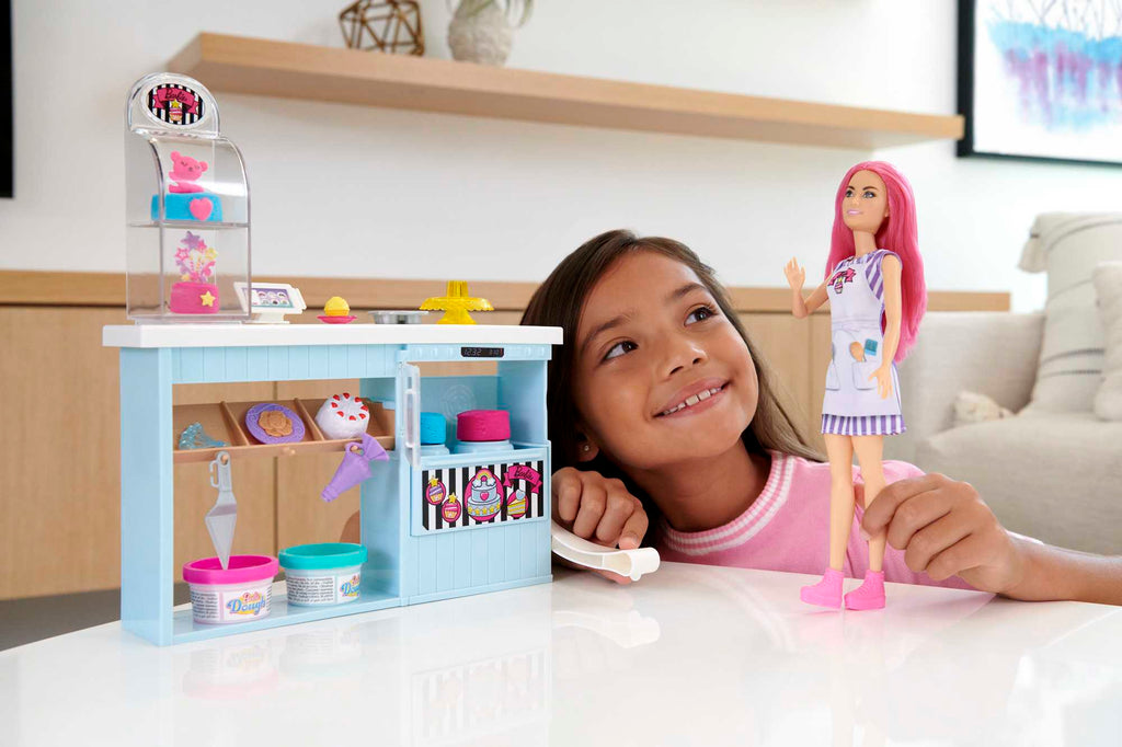 Barbie® Pasta Dükkanı oyun seti ve pembe saçlı, minyon 30 cm bebek, fırın standı, pasta yapma özelliği, gerçeğe uygun 20'den fazla oyun parçası, 3 yaş ve üzeri