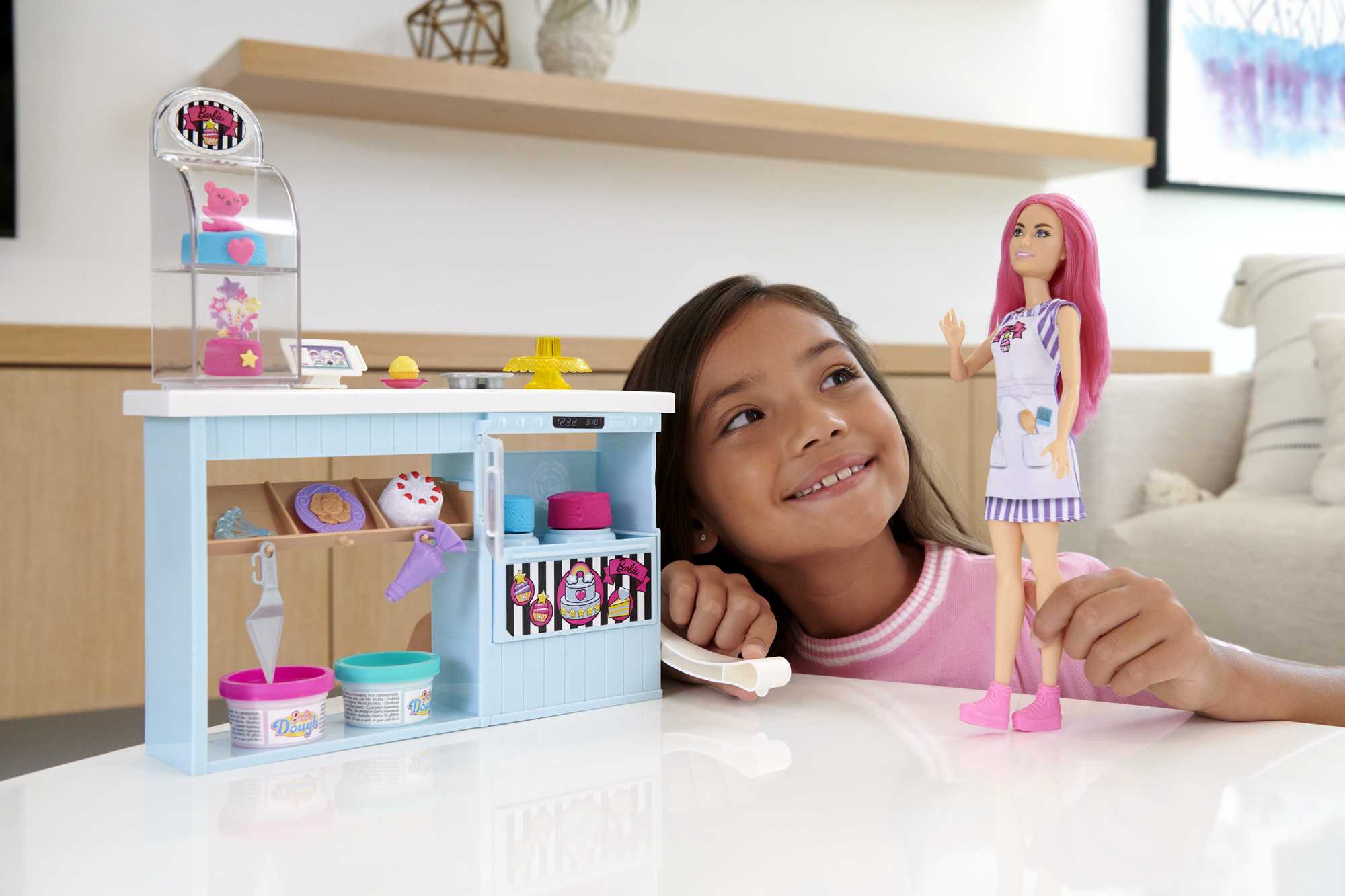 Barbie® Pasta Dükkanı oyun seti ve pembe saçlı, minyon 30 cm bebek, fırın standı, pasta yapma özelliği, gerçeğe uygun 20'den fazla oyun parçası, 3 yaş ve üzeri