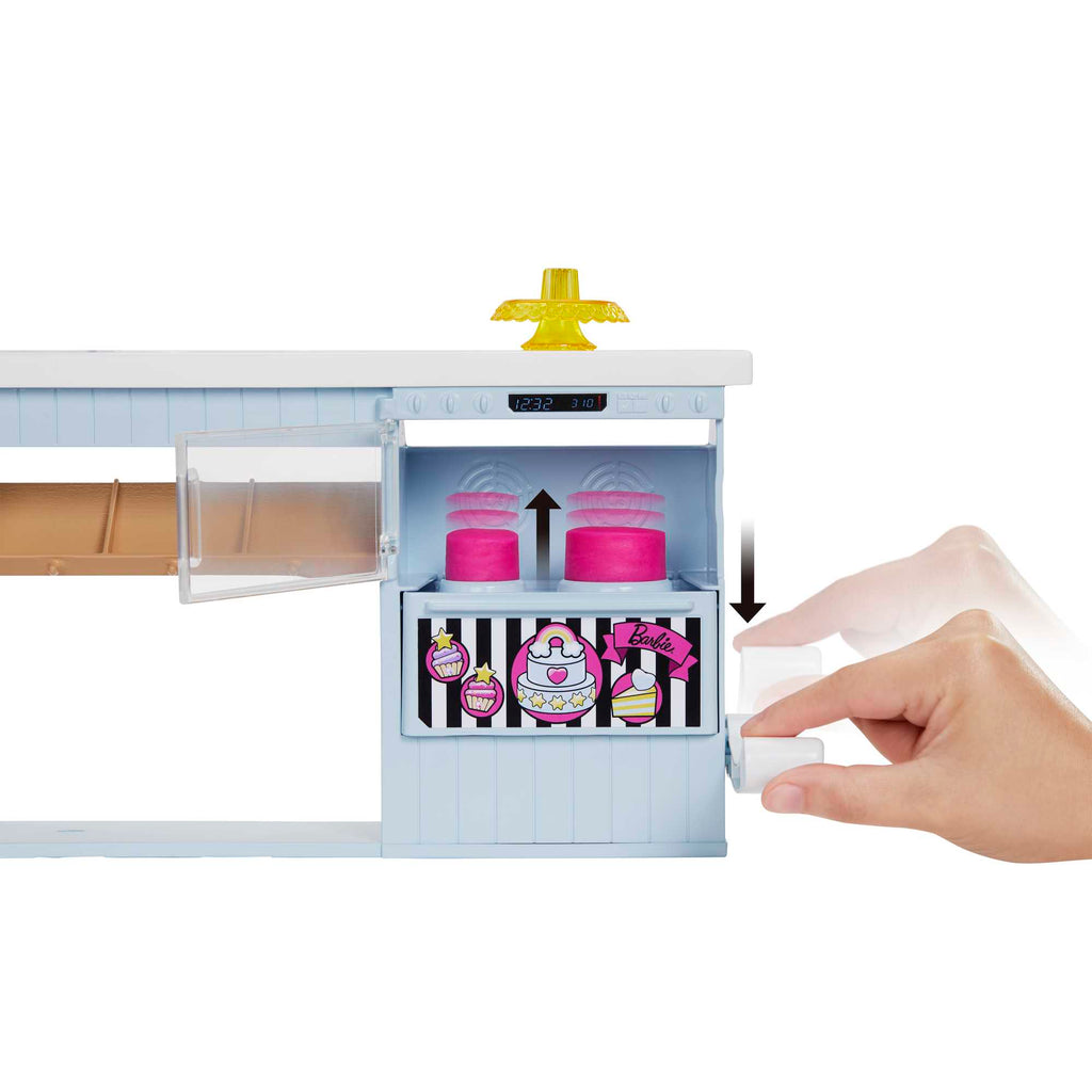 Barbie® Pasta Dükkanı oyun seti ve pembe saçlı, minyon 30 cm bebek, fırın standı, pasta yapma özelliği, gerçeğe uygun 20'den fazla oyun parçası, 3 yaş ve üzeri