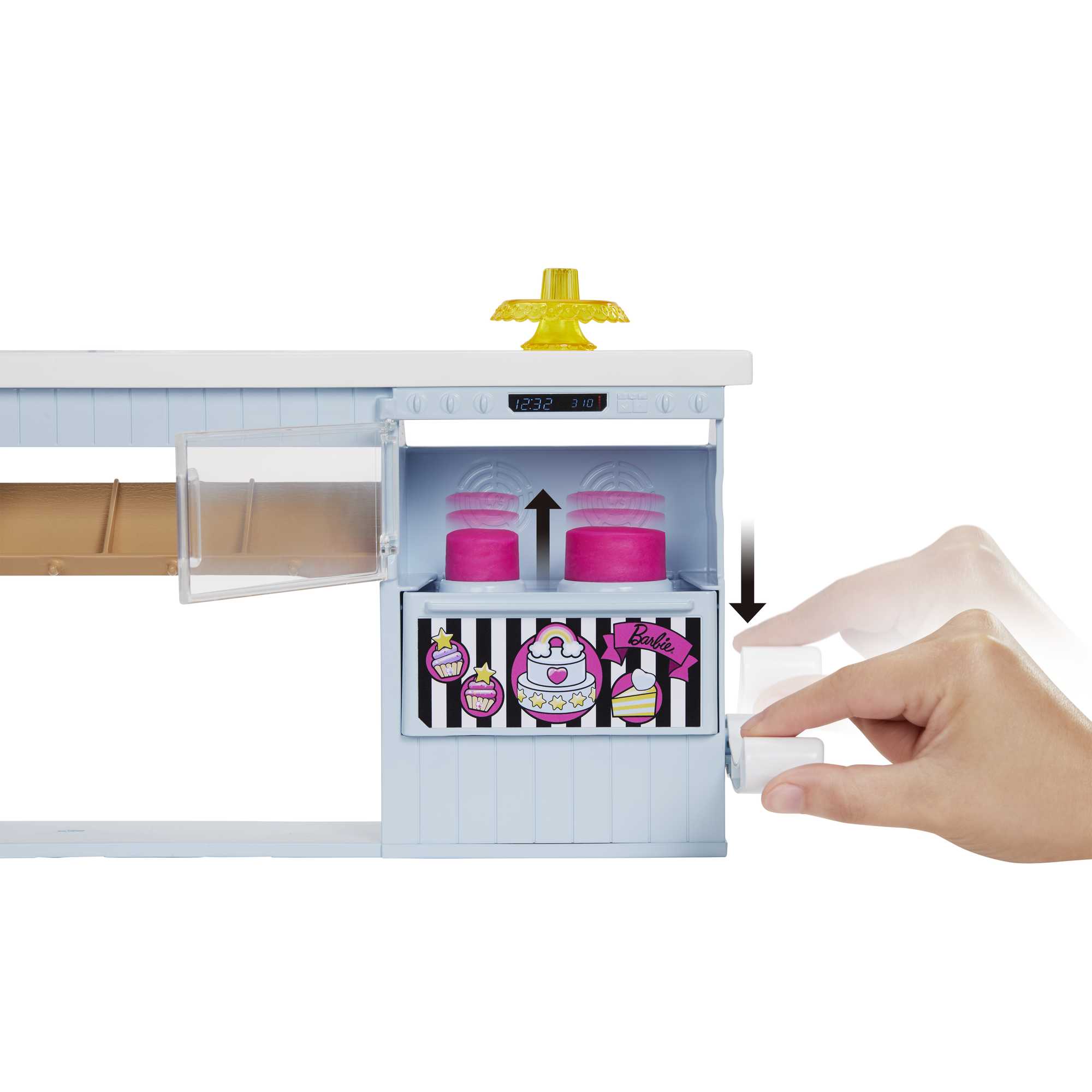 Barbie® Pasta Dükkanı oyun seti ve pembe saçlı, minyon 30 cm bebek, fırın standı, pasta yapma özelliği, gerçeğe uygun 20'den fazla oyun parçası, 3 yaş ve üzeri