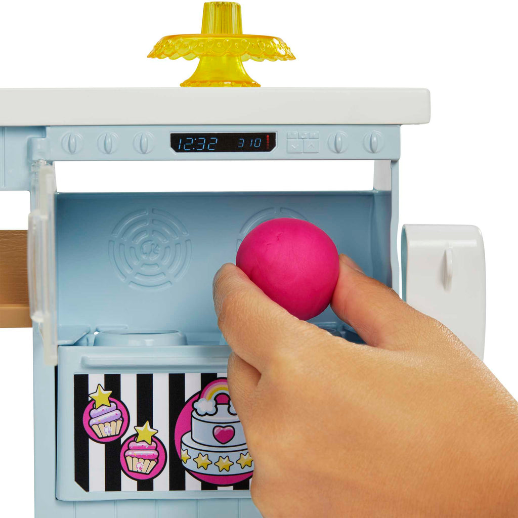Barbie® Pasta Dükkanı oyun seti ve pembe saçlı, minyon 30 cm bebek, fırın standı, pasta yapma özelliği, gerçeğe uygun 20'den fazla oyun parçası, 3 yaş ve üzeri