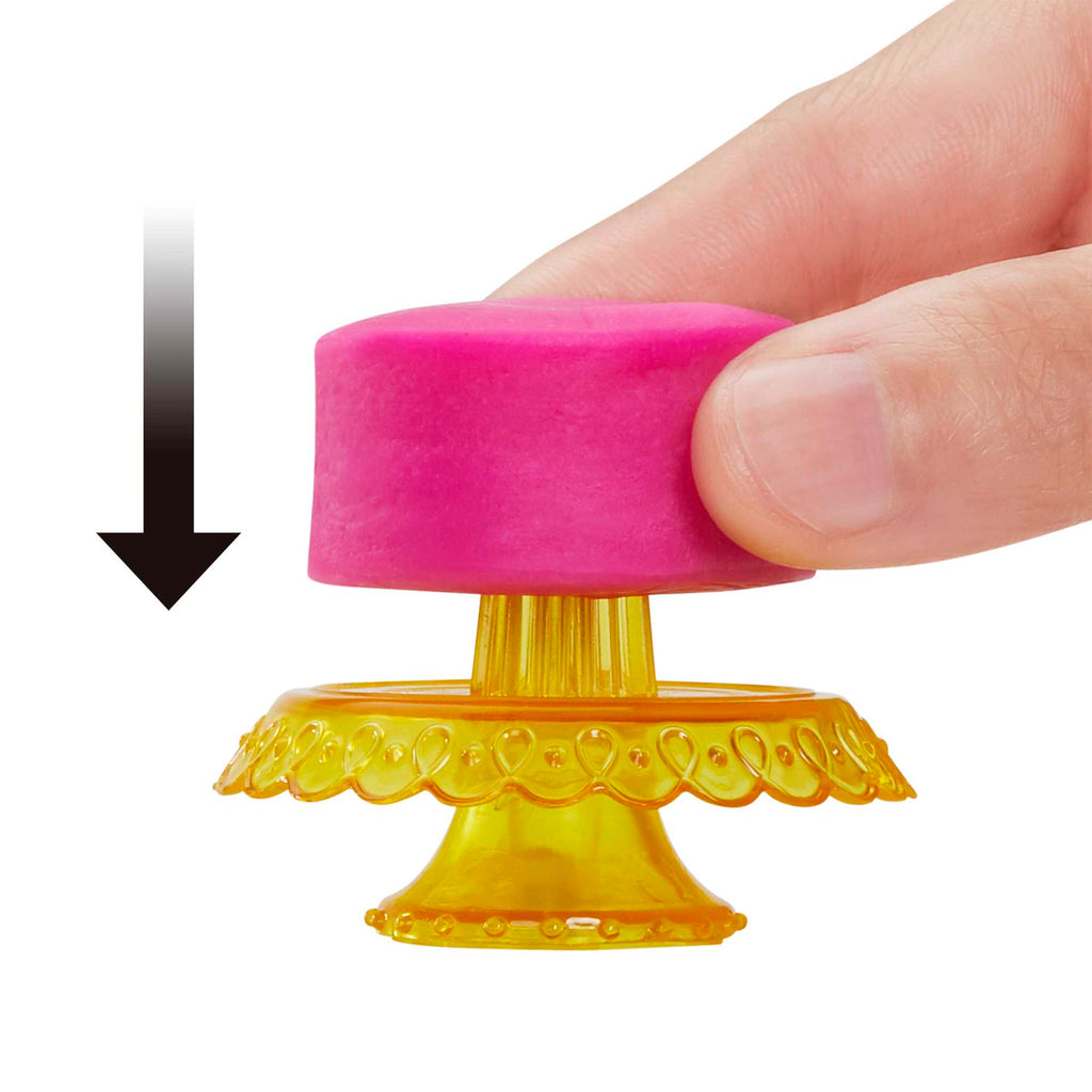 Barbie® Pasta Dükkanı oyun seti ve pembe saçlı, minyon 30 cm bebek, fırın standı, pasta yapma özelliği, gerçeğe uygun 20'den fazla oyun parçası, 3 yaş ve üzeri