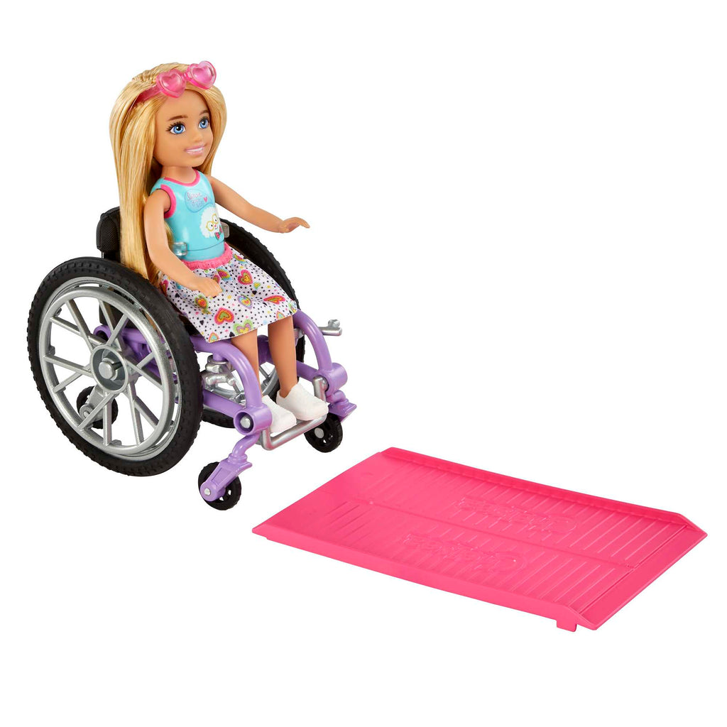 Barbie Chelsea Tekerlekli Sandalyeli Bebek - Rampalı, Çıkartmalı Set - 3 Yaş ve Üzeri