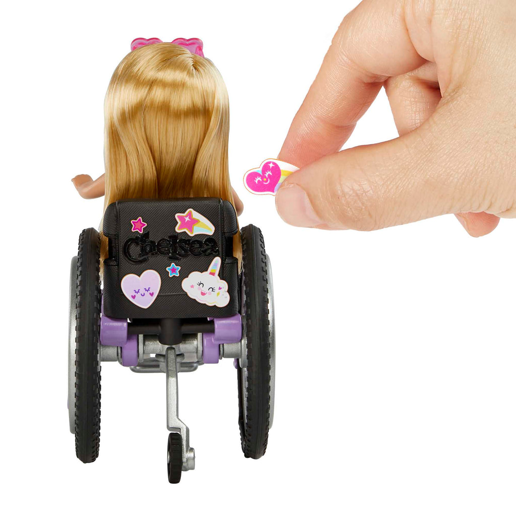 Barbie Chelsea Tekerlekli Sandalyeli Bebek - Rampalı, Çıkartmalı Set - 3 Yaş ve Üzeri